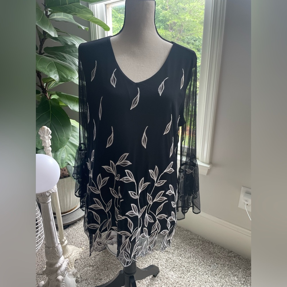 Alfani Woman’s Blouse in SZ L in like new condition